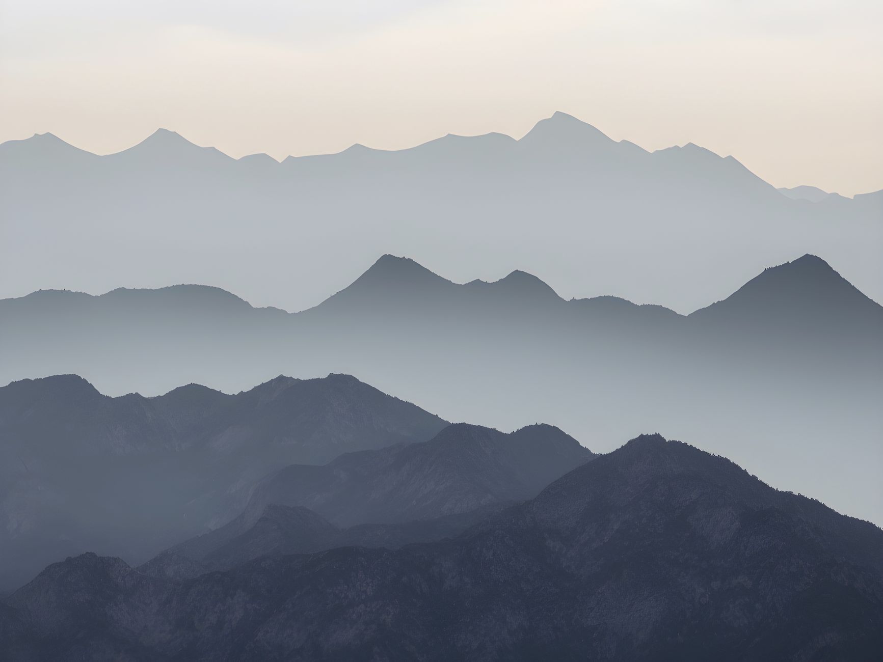 Cordilleras superpuestas entre la neblina del amanecer